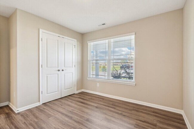 Building Photo - Fantastic 3bd/2ba home! Coming soon!