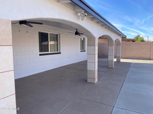 Building Photo - 2022 W Eugie Ave