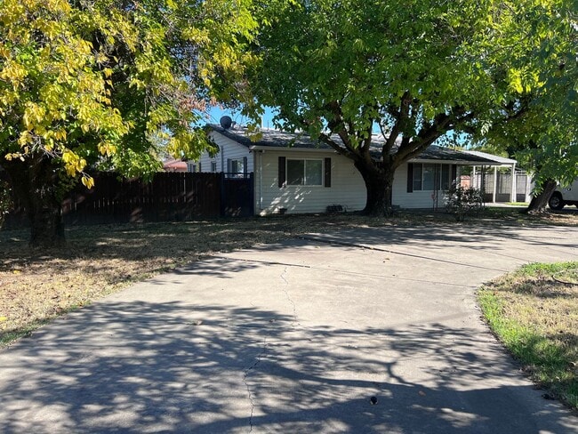 Building Photo - Beautiful 3 Bed / 2 Bath Home