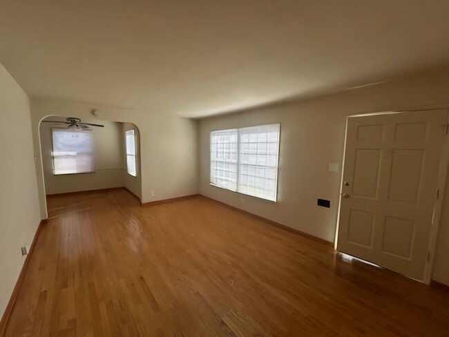 Building Photo - NEW PRICE REDUCTION: House 2bd 1ba- yard, ...