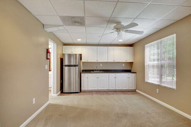 Building Photo - 49 Montrose Ln