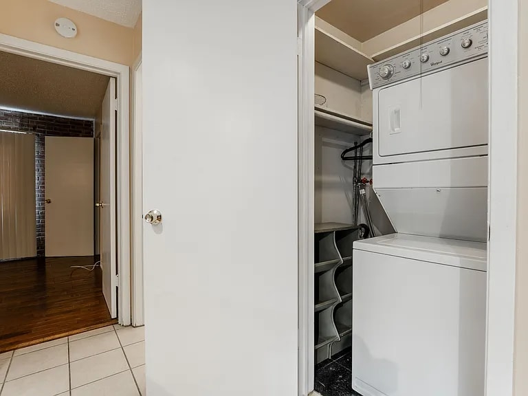 Building Photo - 713 W Diversey Pkwy