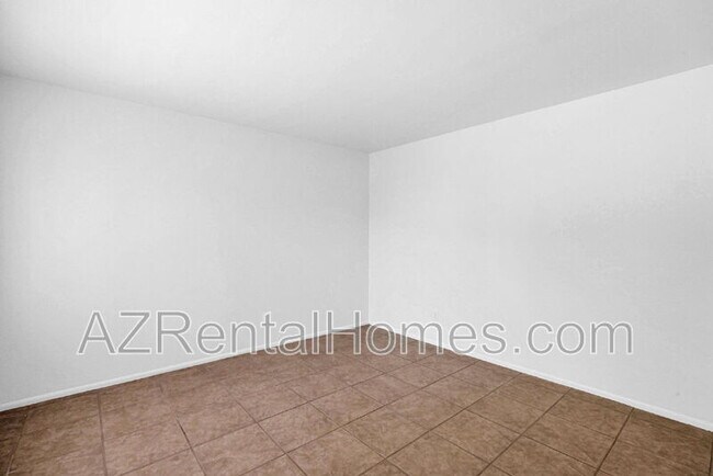 Building Photo - 1712 E Pepper Cir