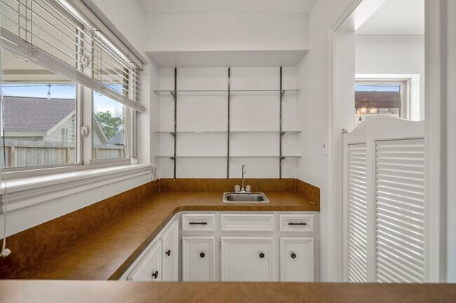 Building Photo - 16611 Brenton Oaks Dr