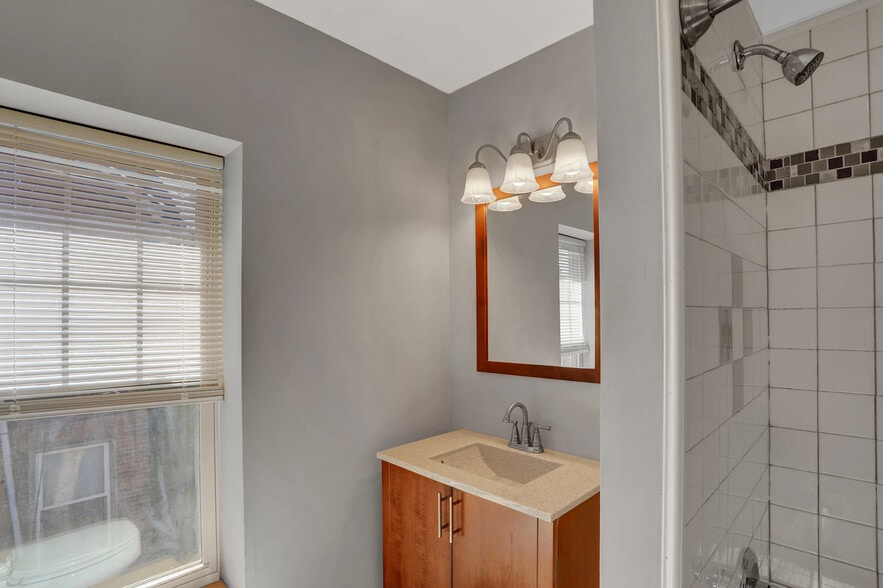 Building Photo - 605 Grace St