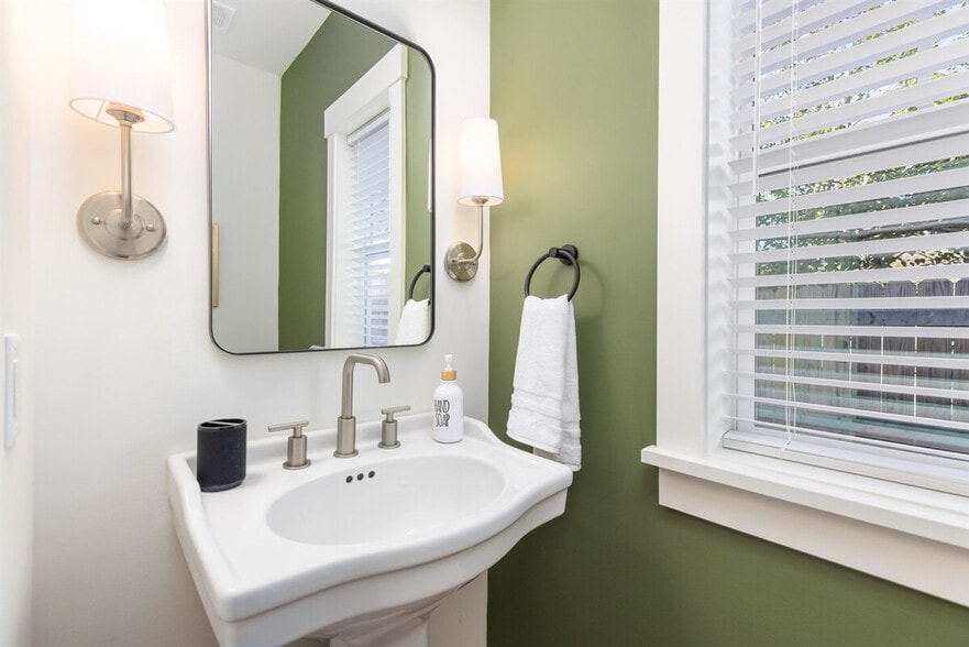 Building Photo - 806 Colorado Ave