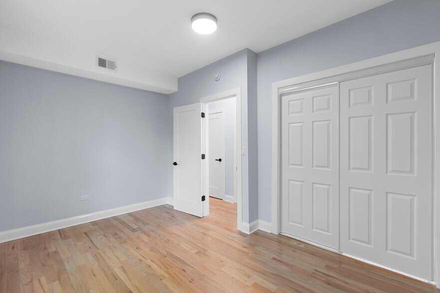 Building Photo - 3805 W Belle Plaine Ave