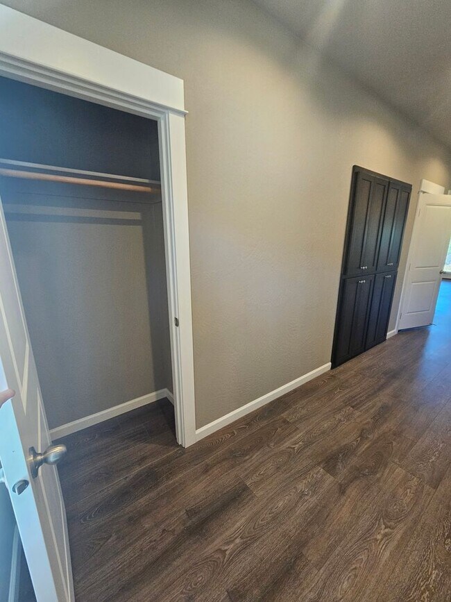 Building Photo - Beautiful Townhomes in East Medford