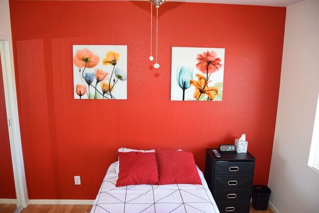 Building Photo - 8765 Country Pines Ave