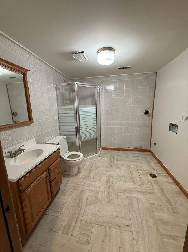 Building Photo - Charming Eagle River Split-Level – Mountai...