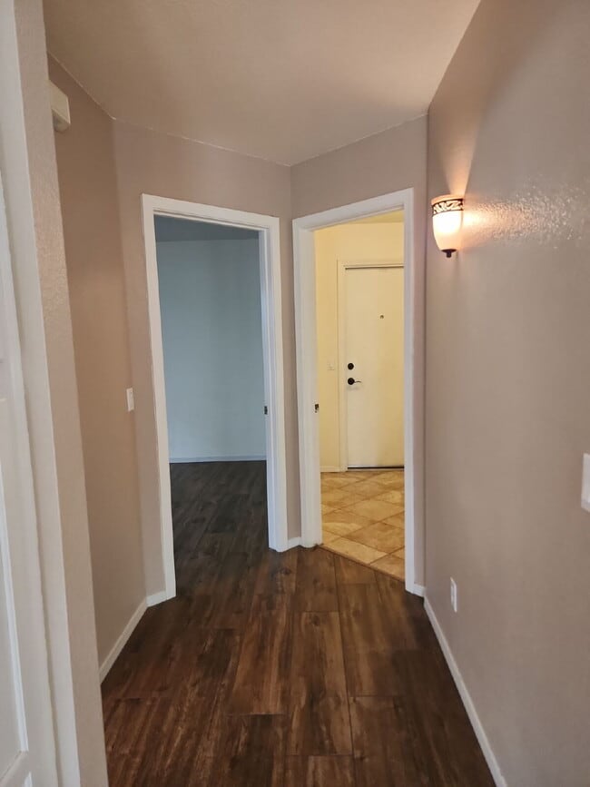 Building Photo - "Spacious 4-Bedroom Glendale Gem with Granite Elegance - 2018 Sq Ft of Comfort!"