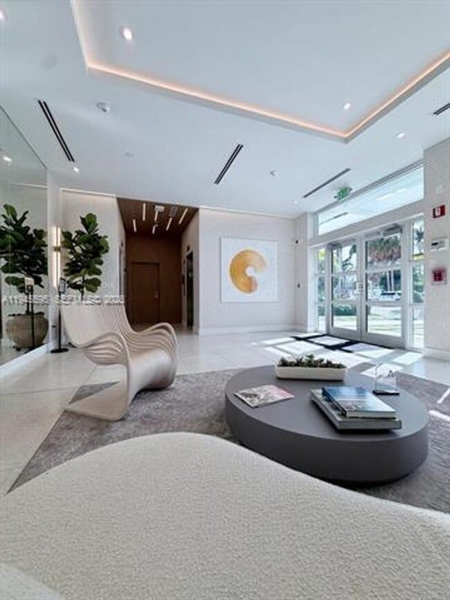 Building Photo - 9821 E Bay Harbor Dr