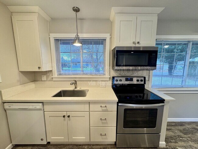 Building Photo - 435 SW Devon Ln