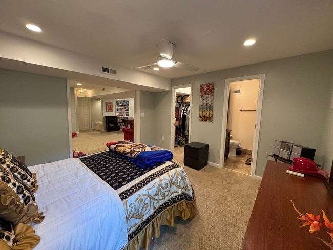 Building Photo - Fantastic 5 Bed 5.5 Bath Single Family Hom...