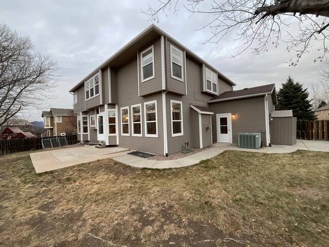 Building Photo - 5 Bedroom Home Available Near Rangewood Dr & Vickers Dr!