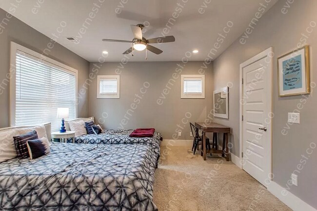 Building Photo - 3 bed / 3 bath home