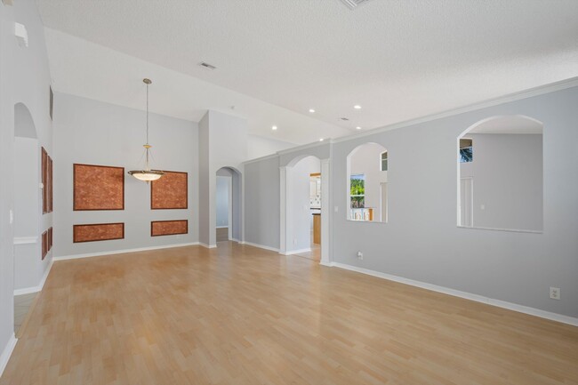 Building Photo - 9520 Lago Dr