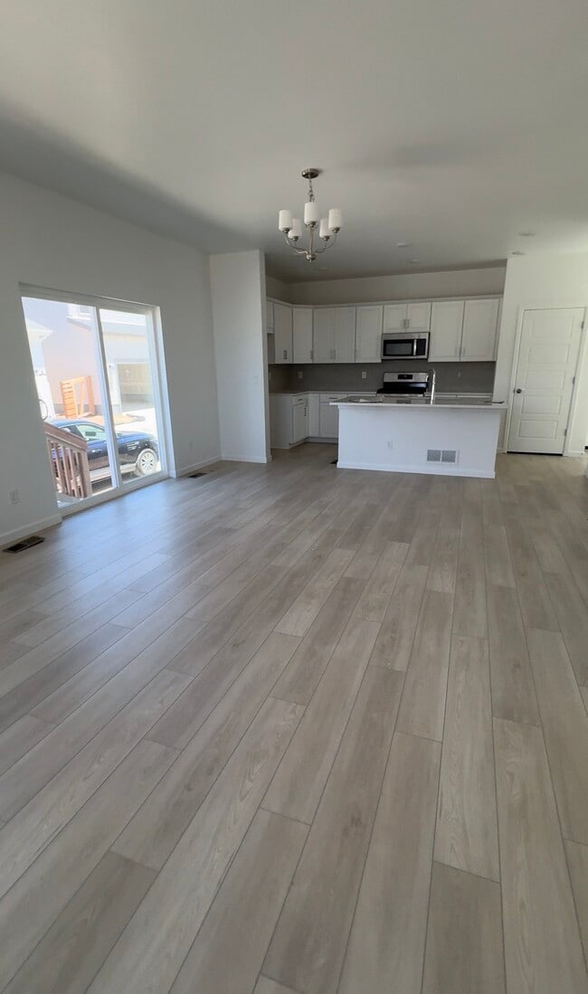 Building Photo - 3364 N Catawba Wy