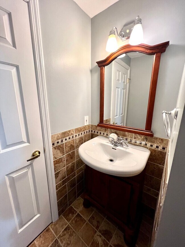 Building Photo - Sewickley Heights - Gorgeous Townhouse - 3...