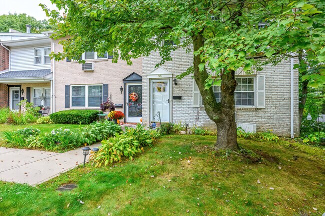 Building Photo - 38 Surrey Ln