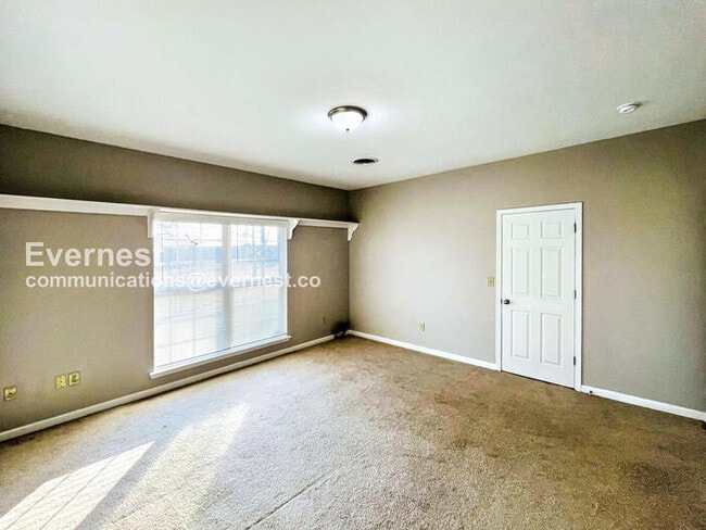 Building Photo - 4 Bed/2.5 Bath Home with Fenced Yard & Garage / Pet-Friendly / Available Now!