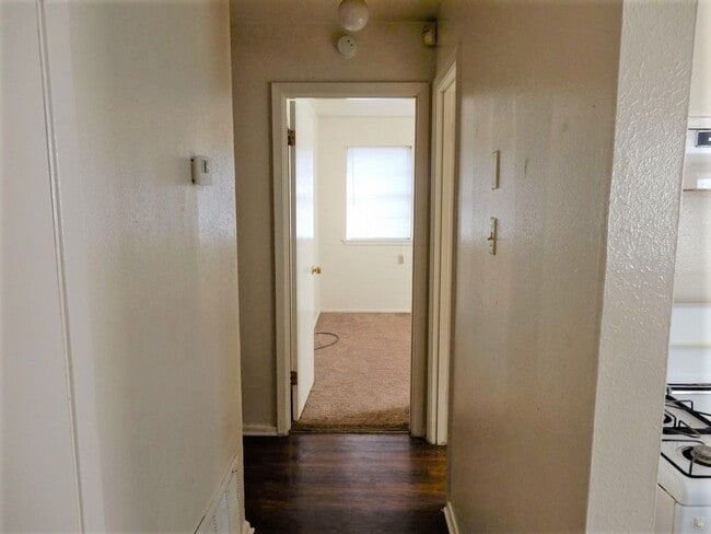 Building Photo - CHEROKEE PARK AREA-3 bedroom 1 Bedroom
