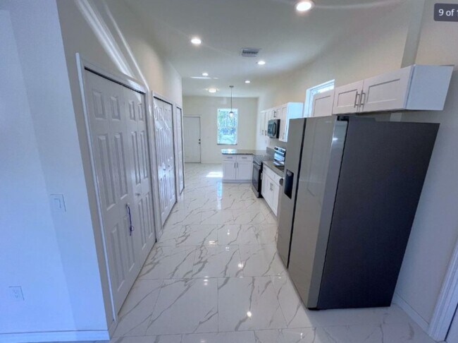 Building Photo - MOVE IN READY-3/2/1-PUNTA GORDA, FL