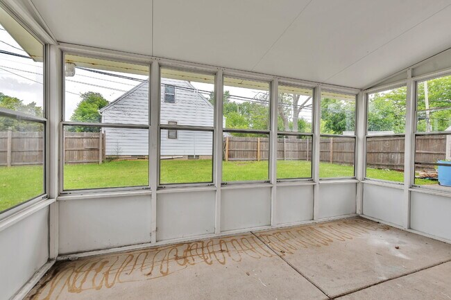 Building Photo - Furnished 4-Bedroom Single-Family Home in Cheektowaga