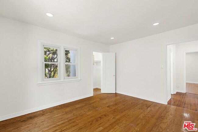 Building Photo - 1122 S La Peer Dr