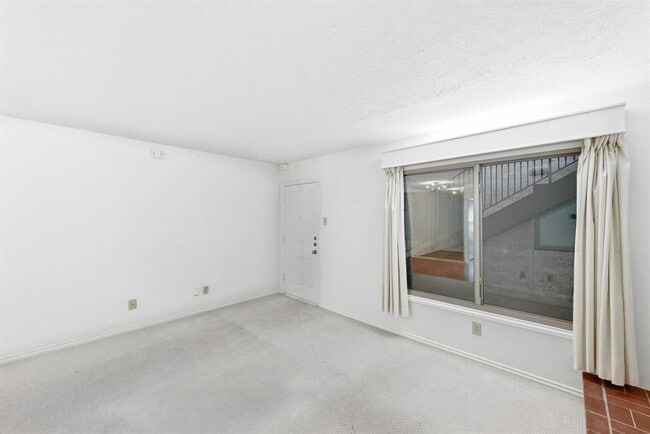 Building Photo - 505 W 7th St