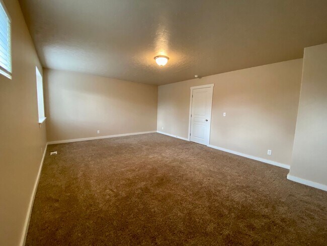 Building Photo - Lovely 4 Bedroom (+ Large bonus room) in B...