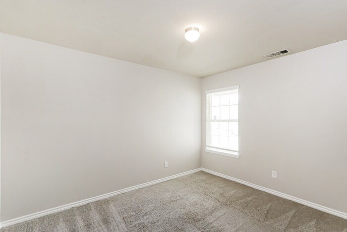Building Photo - 1415 Kinglet Dr