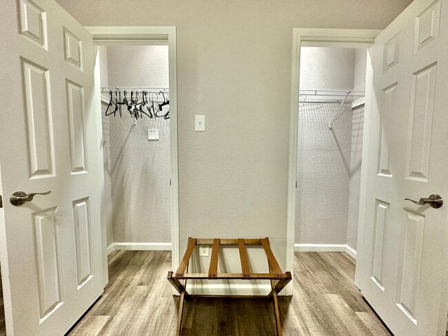 Building Photo - Spacious, Fully-Furnished 2/2 Condo Minutes from Campus - SPRING SEMESTER LEASE AVAILABLE!