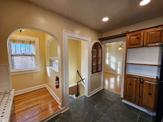 Building Photo - 1401 Roslyn St