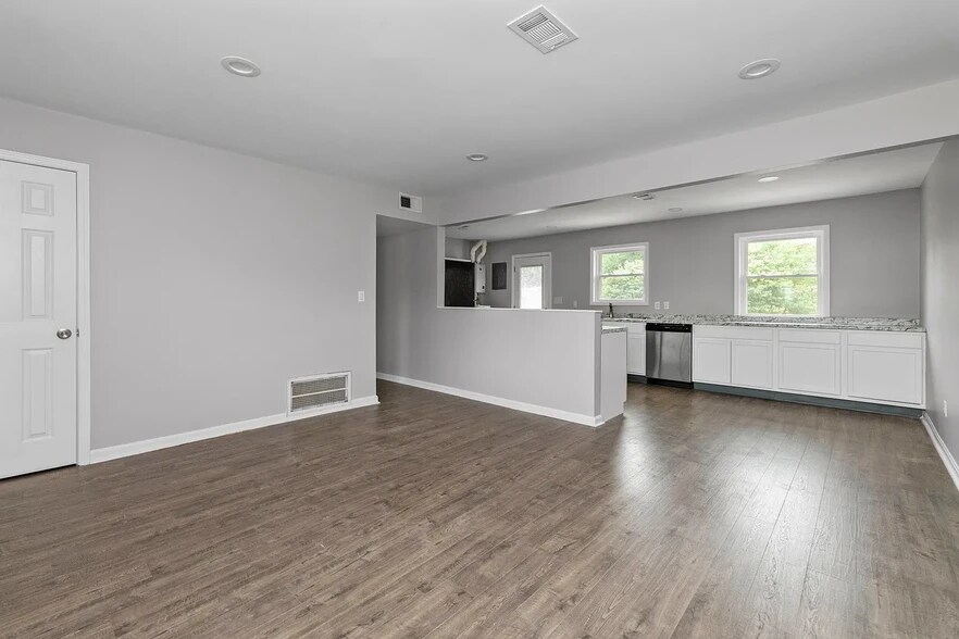 Building Photo - 1520 Thames Dr