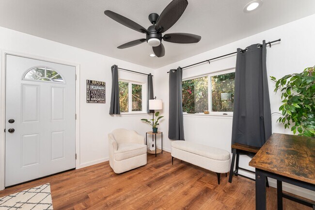 Building Photo - Unfurnished 1 bed/1 bath PET FRIENDLY - walk to beach, grocery, park