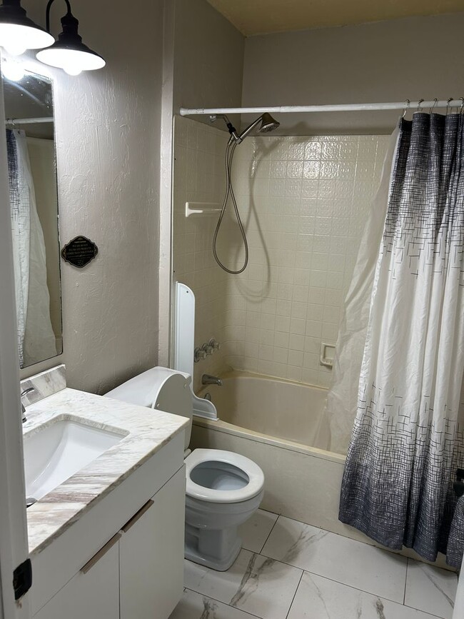 Building Photo - Single Family Home