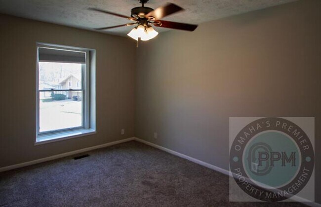 Building Photo - Millard 3 bed 3 bath with Park Access!