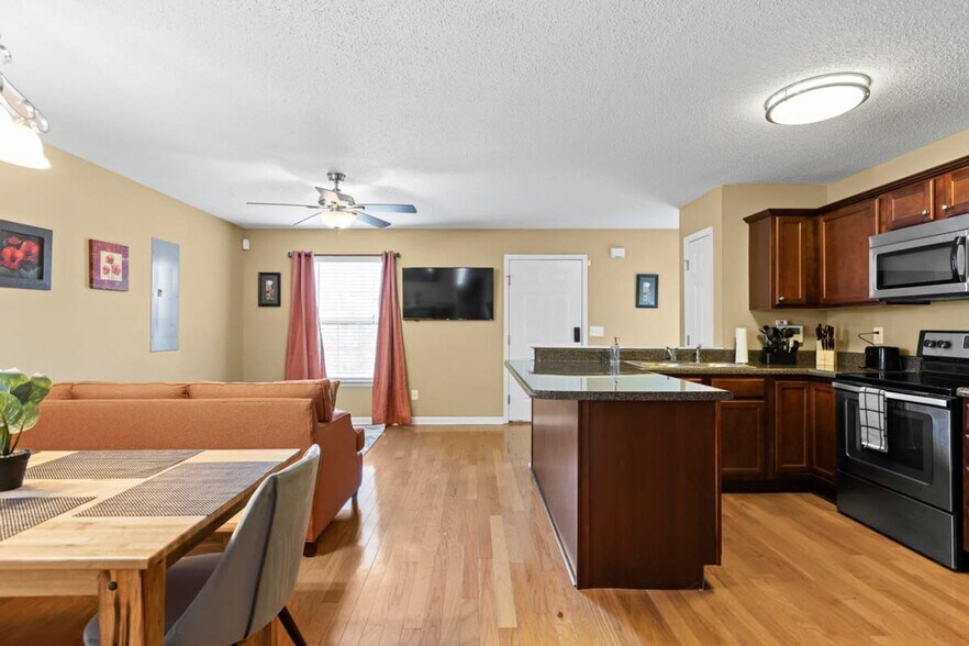 Building Photo - 222 Elmwood Dr
