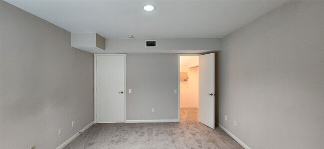 Building Photo - 1860 White Oak Dr