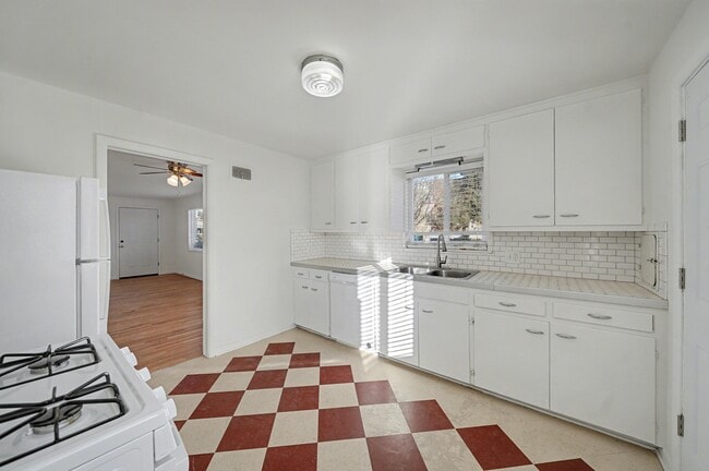 Building Photo - 1455 Jasmine St