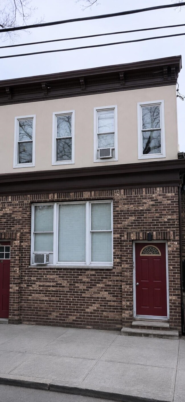 Building Photo - 31 Hopkins Ave