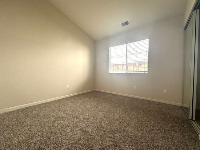 Building Photo - Single Story 3 Bed 2 Bath in Apple Hill!