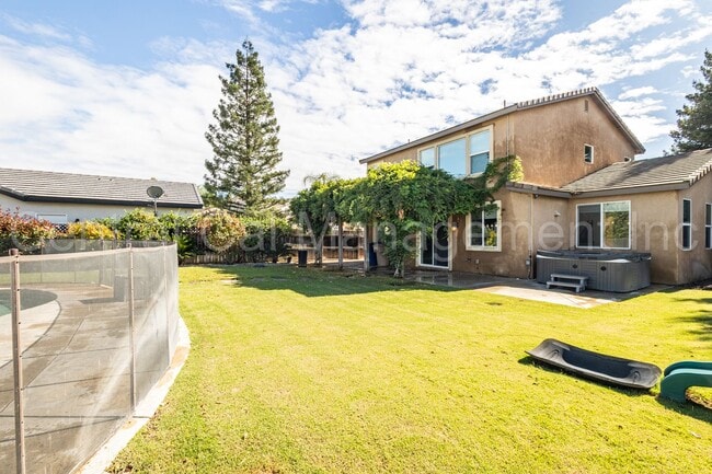 Building Photo - 4 Bedroom/3 Bath Home with Solar, Pool and...