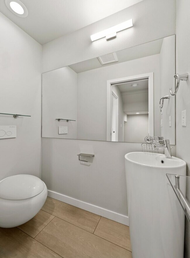 Building Photo - Stylish 2BR Townhome with Rooftop Deck & A/C Near Light Rail