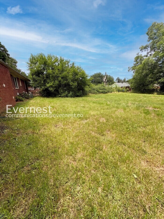 Building Photo - 2690 Lake Harbin Rd