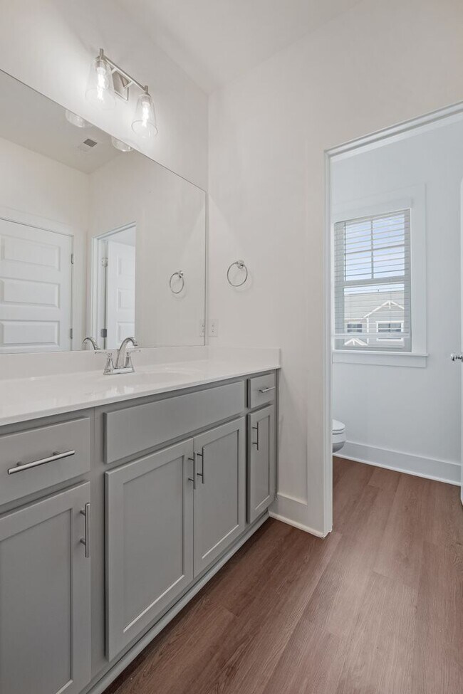 Building Photo - Self-tour this home in person with the Rently Tours App!