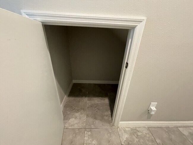 Building Photo - Coming Soon! Spacious 3/2.5 Townhome with ...
