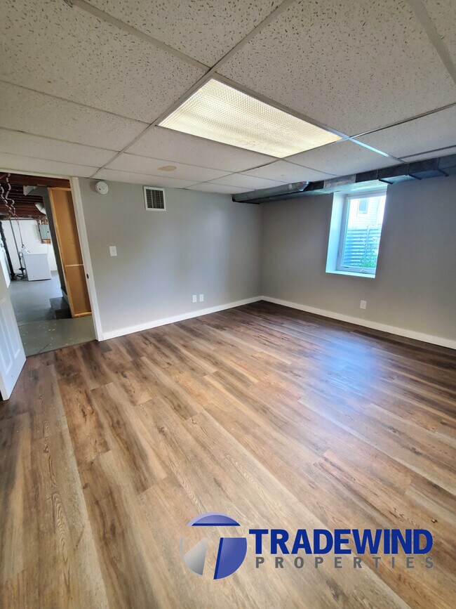 Building Photo - 1408 Lake St NE