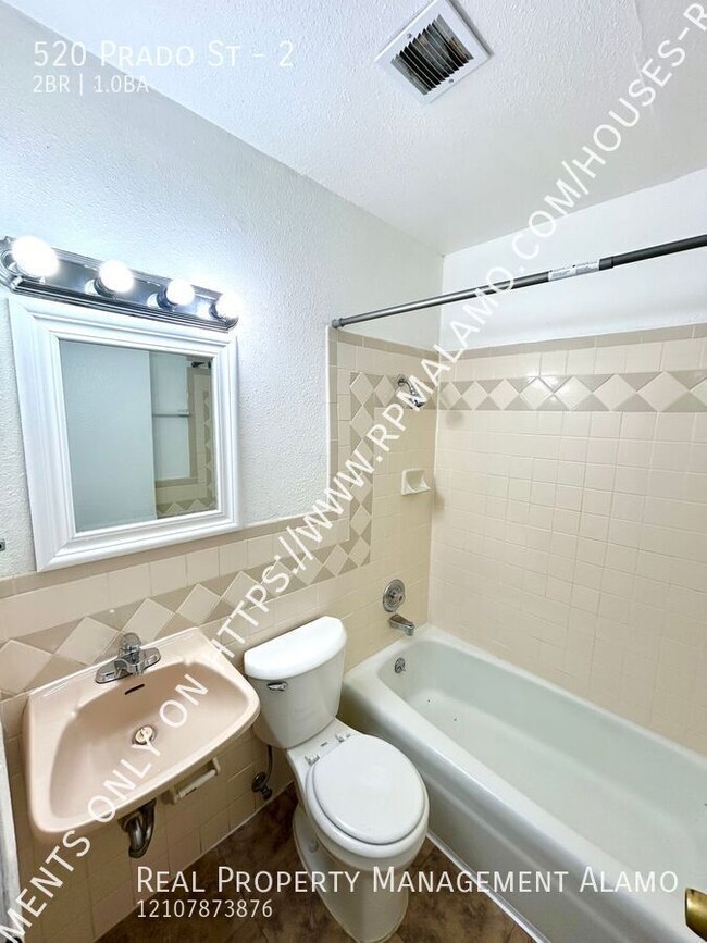 Building Photo - **MOVE-IN SPECIAL!** 2 Bedroom / 1 Bath Un...